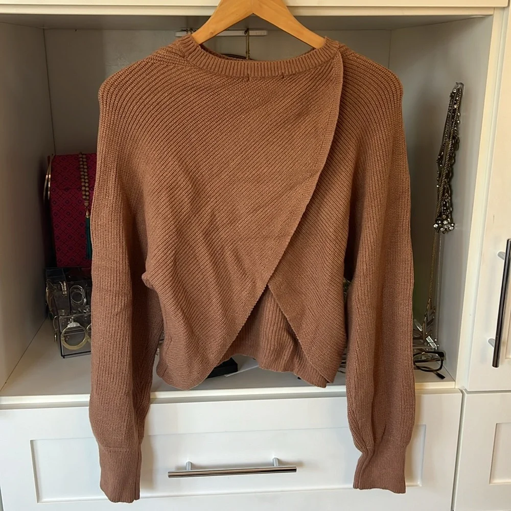 Tan sweater with split open back - Picture 2 of 3